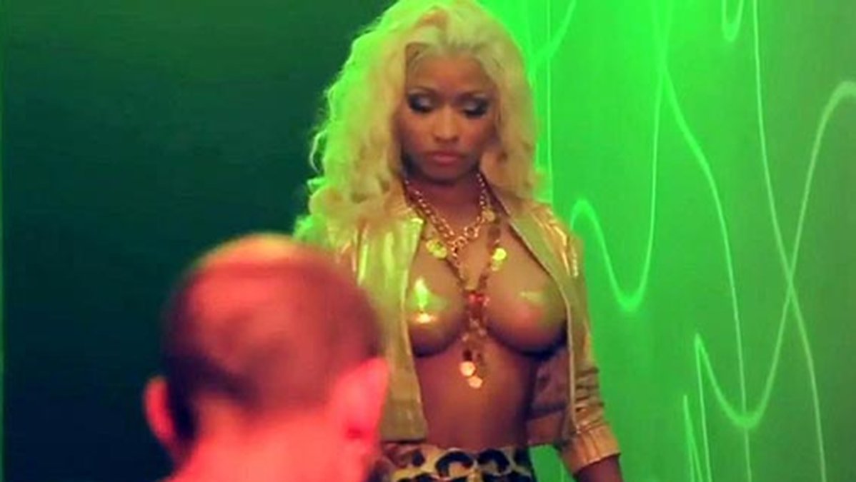 Nicki Minaj i videon till Freaks. 